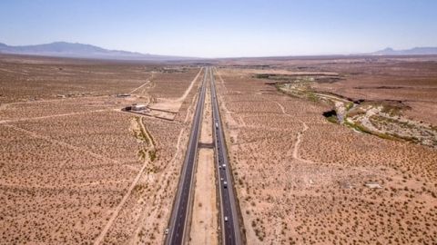 paysage desertique au milieu une route