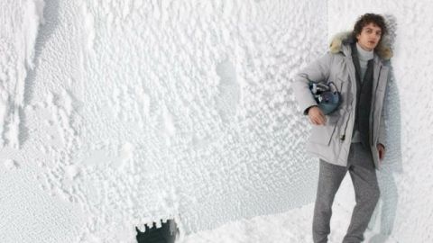 une chambre froide dans un magasin de vêtements