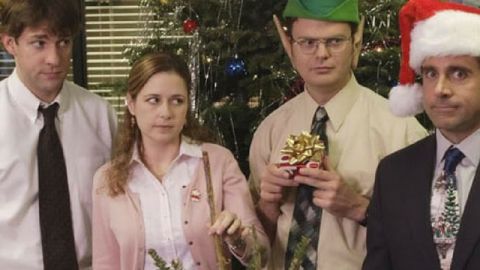 Extrait d'un épisode de la série The Office, où les protagonistes fêtent Noël