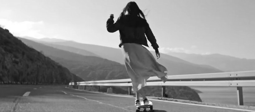 Yves Saint Laurent femme qui fait du longboard