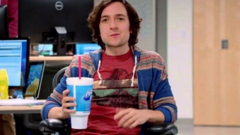 bighead Big Head, dans la série Silicon Valley, en train de boire un soda gant