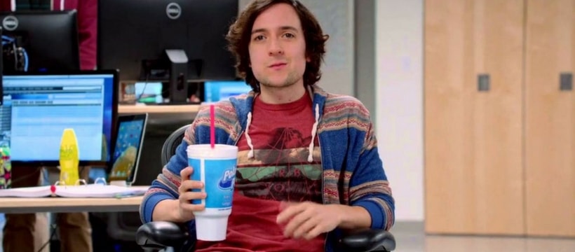bighead Big Head, dans la série Silicon Valley, en train de boire un soda gant