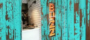 une enseigne lumineuse buzz