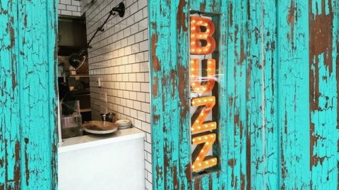 une enseigne lumineuse buzz