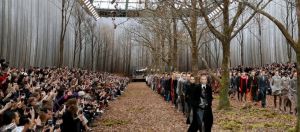 Chanel abat des arbres pour un défilé