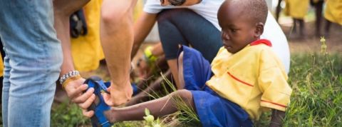chaussure Un enfant noir en train d'essayer une chaussure