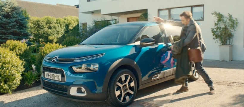 Citroen homme qui rentre dans sa voiture