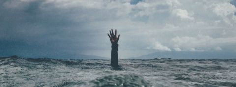 un homme se noie