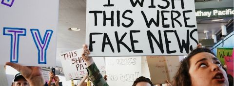 fake news manifestation à l'aéroport de los angeles