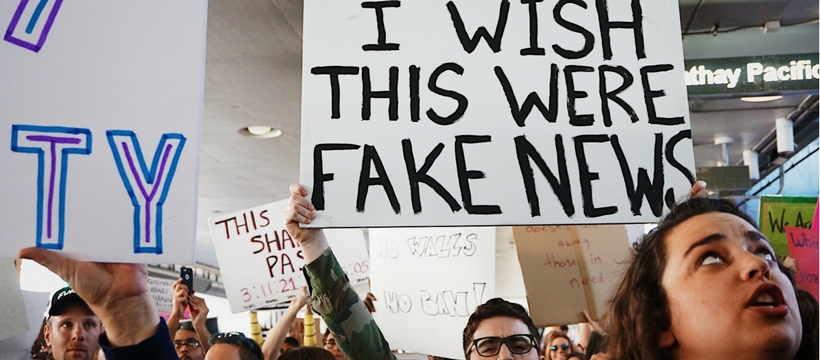 fake news manifestation à l'aéroport de los angeles