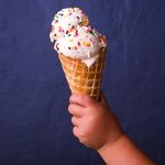 glace tenue par un bébé