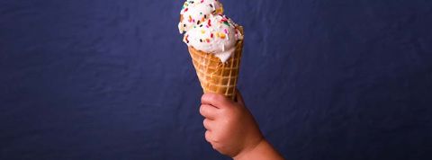 food-revolution glace tenue par un bébé