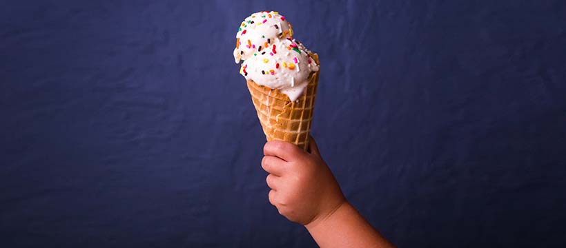 food-revolution glace tenue par un bébé