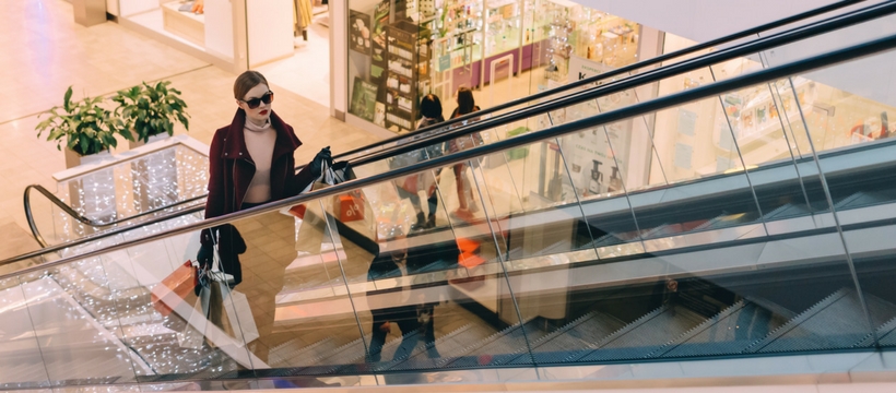 luxe femme sur un escalator
