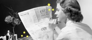 une femme en train de lire un journal