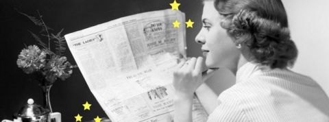 une femme en train de lire un journal