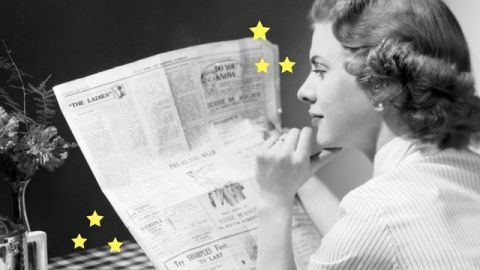 newspaper une femme en train de lire un journal