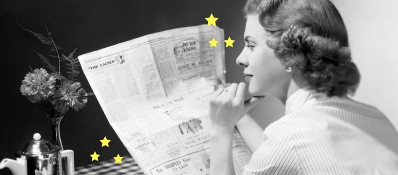 newspaper une femme en train de lire un journal