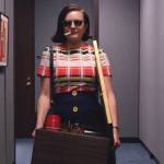 Dans la série Mad Men, le personnage de Peggy quitte l'agence, avec un carton et une cigarette