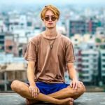 un homme fait du yoga