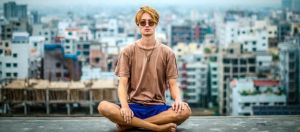 un homme fait du yoga