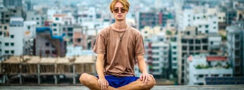 repostravailtelephone un homme fait du yoga