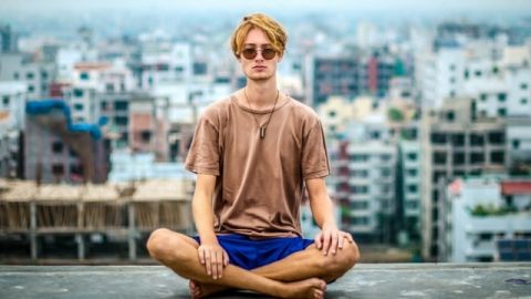un homme fait du yoga