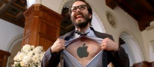 un homme avec le torse tatoué d'un logo Apple