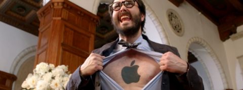 tatouageApple un homme avec le torse tatoué d'un logo Apple