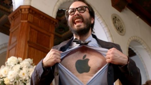 un homme avec le torse tatoué d'un logo Apple