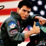 tom cruise dans son avion pour le film top gun