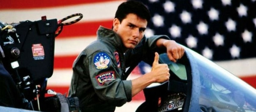 tom cruise dans son avion pour le film top gun