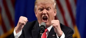 Donald Trump en train de serrer les poings