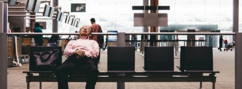 vol attnte avion une personne dort en attendant son vol