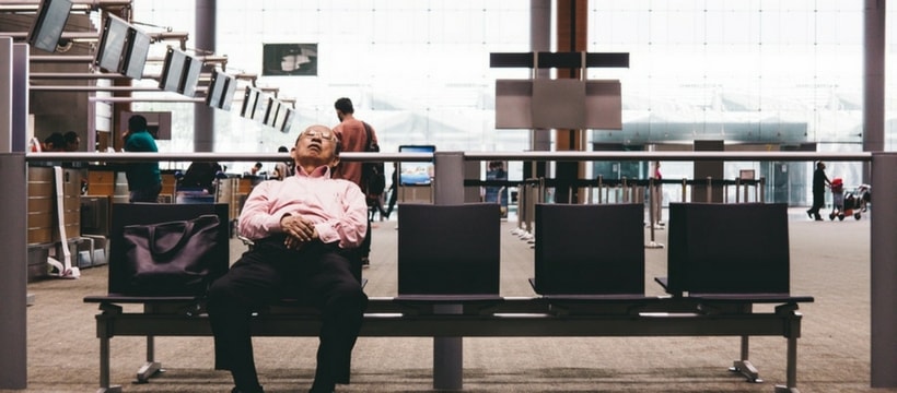 vol attnte avion une personne dort en attendant son vol