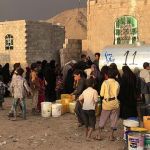 rassemblement autour d'un réservoir d'eau au yemen