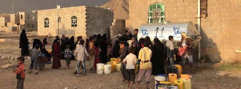 yemen rassemblement autour d'un réservoir d'eau au yemen