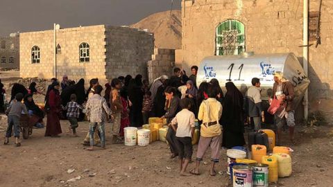 rassemblement autour d'un réservoir d'eau au yemen