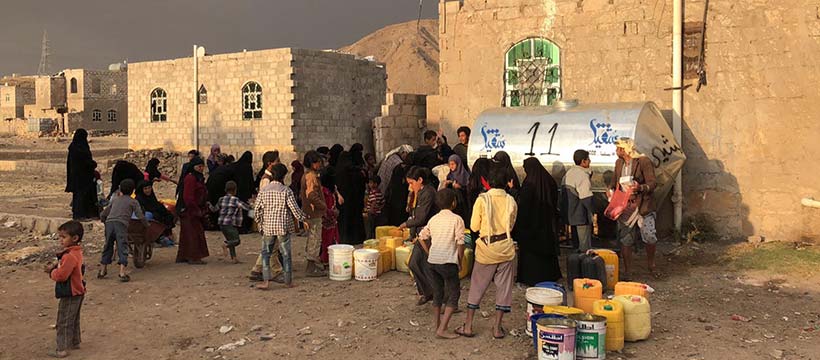 yemen rassemblement autour d'un réservoir d'eau au yemen
