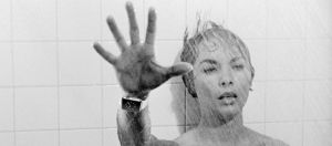 Un extrait du film Psychose, sur lequel a été ajouté une Apple Watch