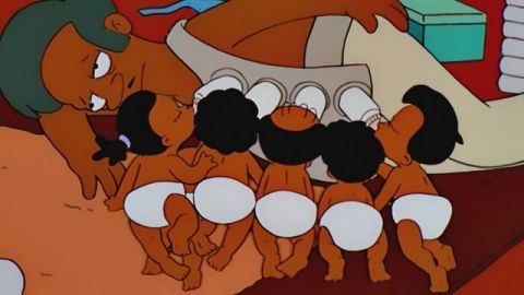 Apu Apu en train d'allaiter ses enfants