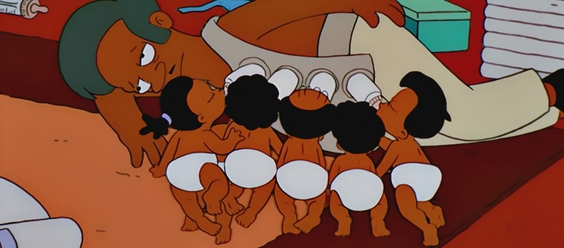 Apu Apu en train d'allaiter ses enfants