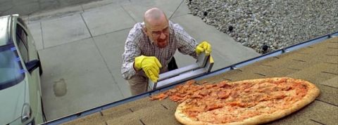 breakingbadpizza Extrait de la série Breaking Bad où Walter White envoie une pizza sur son toit