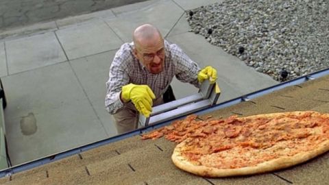breakingbadpizza Extrait de la série Breaking Bad où Walter White envoie une pizza sur son toit