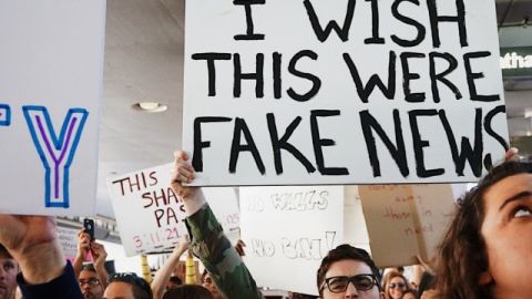 Une manifestation contre les fake news