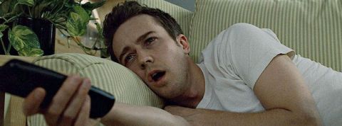 Une scène de Fight Club où Edward Norton s'endort sur son canapé