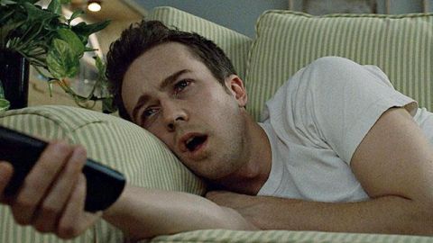 fightclub Une scène de Fight Club où Edward Norton s'endort sur son canapé