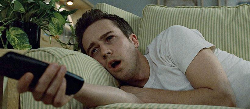 fightclub Une scène de Fight Club où Edward Norton s'endort sur son canapé