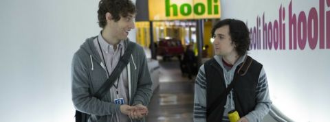 hooli Les personnages de la série Silicon Valley dans les locaux de Hooli