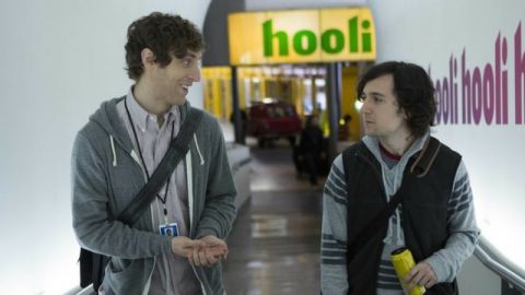 Les personnages de la série Silicon Valley dans les locaux de Hooli